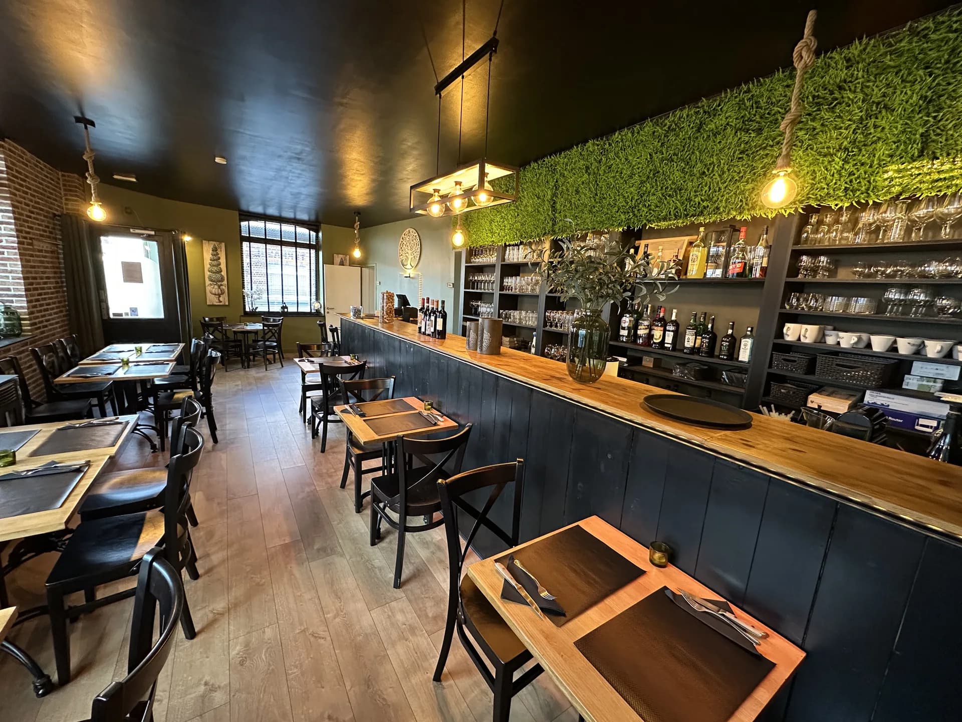 Intérieur chaleureux du restaurant La Famiglia à Herseaux